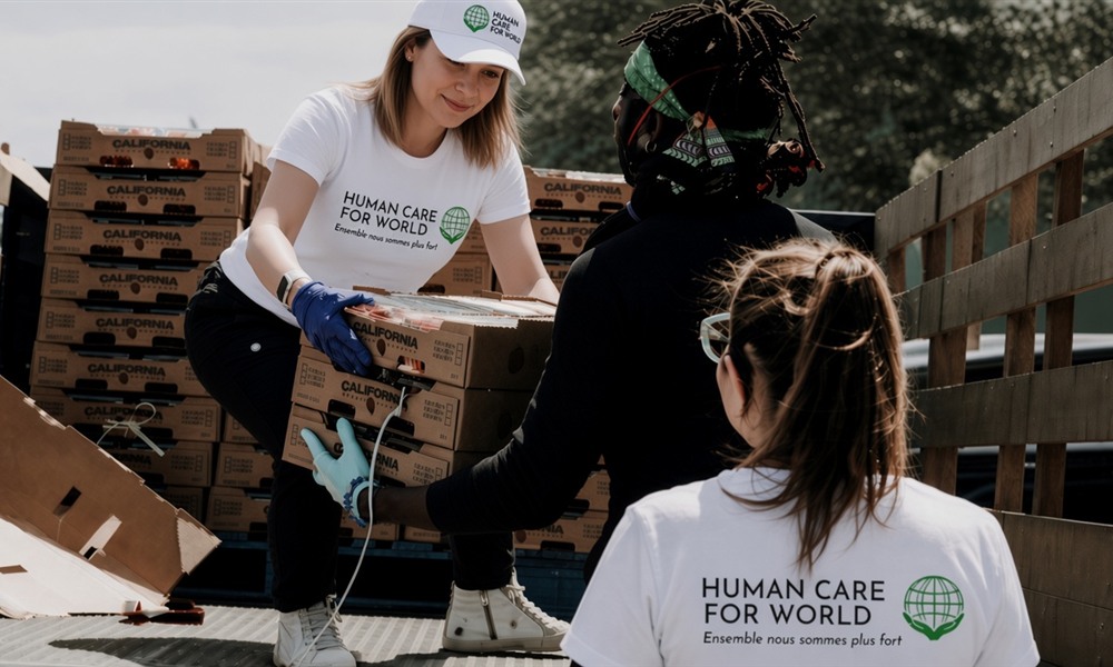 Bénévoles distribuant des vivres à des personnes dans le besoin